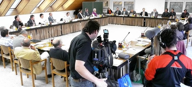 29. Mrz 2011: Ein Fernsehteam verfolg... und den Elektrizittswerken Schnau.   | Foto: Peter Stellmach