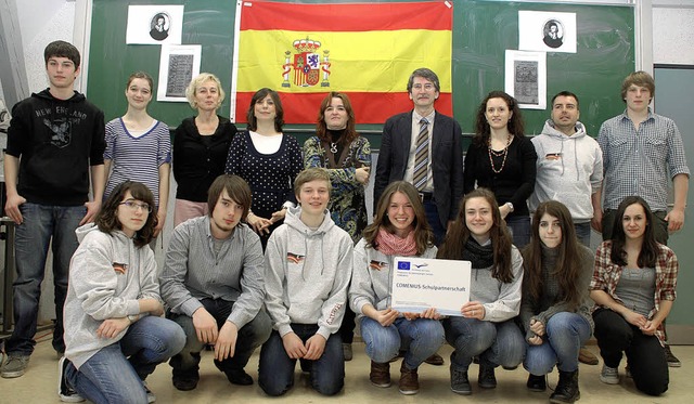 Schler und Lehrer des Schiller-Gymnas...r Comenius-Stiftung untersttzt wird.   | Foto: Siefke