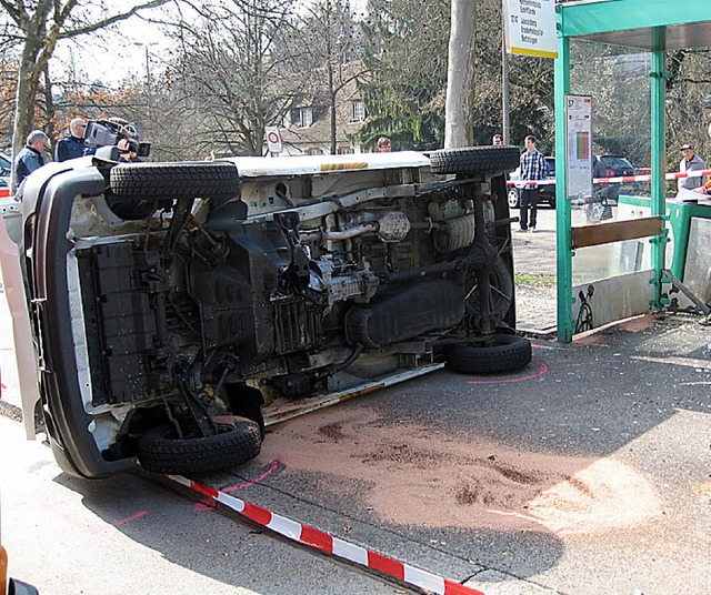 Glck im Unglck: Ein Lieferwagen  sch...ltestelle ohne Menschen zu verletzen.   | Foto: polizei