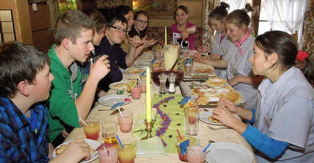 Die Schlerinnen und Schler der Klass...elbergemachte Wafeln mit Roter Krtze.  | Foto: Horst A. Bss