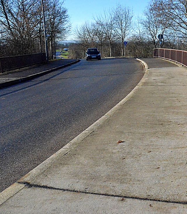 Die Festhallenbrcke bleibt noch lange Verbindung zwischen Ober- und Unterdorf.   | Foto: LANGELOTT