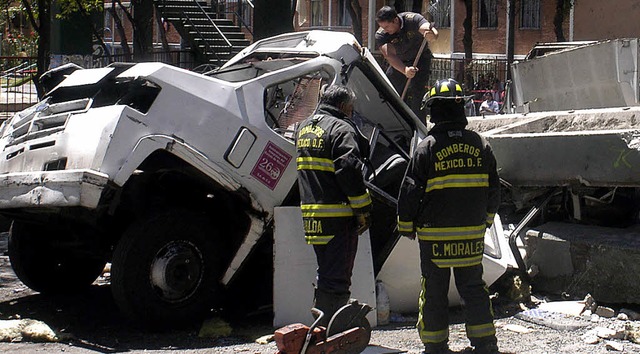 In Mexiko-Stadt zertrmmerte eine Brcke einen Kleinbus  | Foto: dpa
