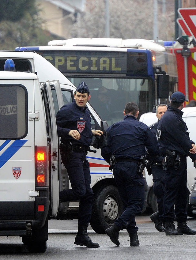 Spezialeinheiten vor dem Haus des mutm...l der Mann auf die Polizisten schoss.   | Foto: AFP