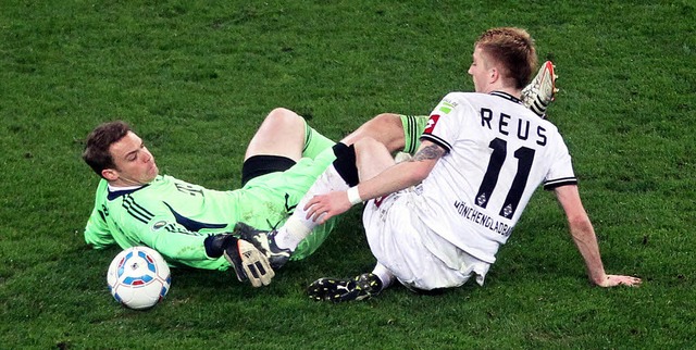 Grochance fr die Borussia: Marco Reu...tert an Bayern-Torhter Manuel Neuer.   | Foto: dapd