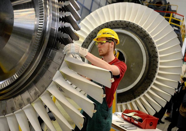 Ein Siemens-Beschftigter arbeitet an ...Vergleich zum  Vorjahr um 40 Prozent .  | Foto: dpa