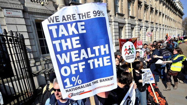 In der Downing Street protestiert die ... gegen die Steuerplne der Regierung.   | Foto: DPA