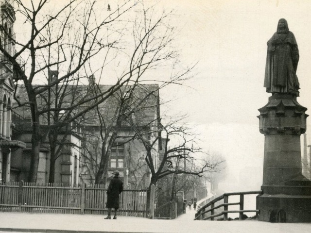 Das Foto aus der Zeit um 1930  zeigt d...g der Dreisam zur Mhlenstrae fhrte.  | Foto: Stadtarchiv