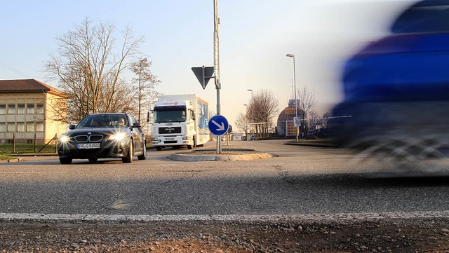 Diese Einmndung an der Landesstrae 1...d durch einen Kreisverkehr entschrft.  | Foto: Thilo Bergmann