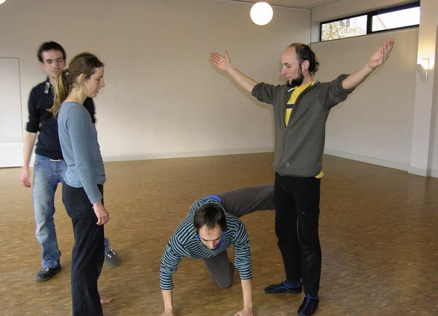 Mario Tschepe zeigt, wie Impro-Theater funktioniert.  | Foto: Schler