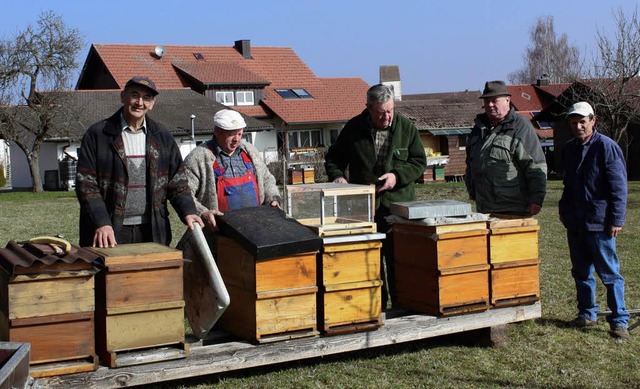 Die Lffinger Bienen lassen sich derze...s), und seinen Kollegen ausquartiert.   | Foto: Christa Maier