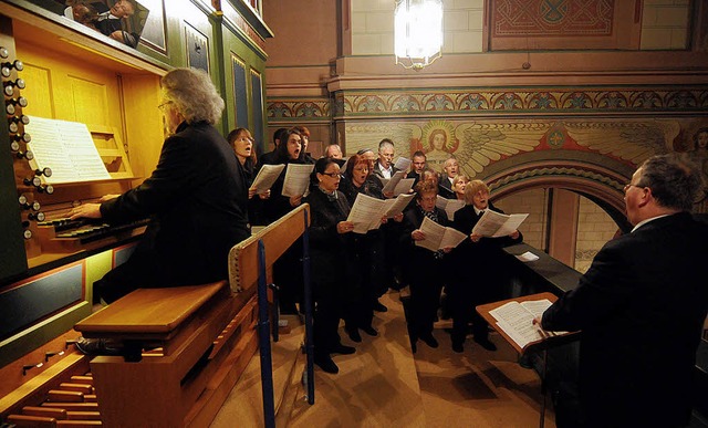 Der Chor der Kantorei unter Thilo Stra...ten Peter-und-Paul-Orgel untersttzt.   | Foto: WK