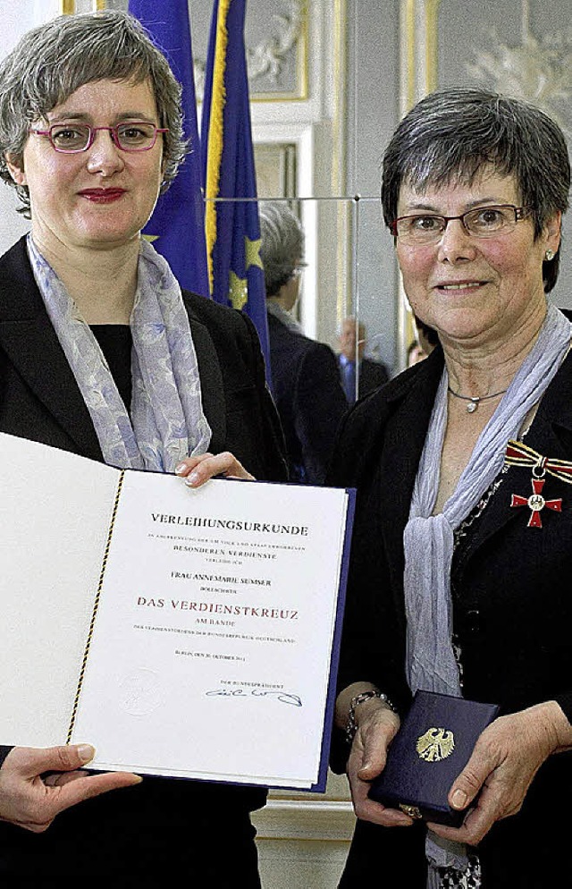 Ausgezeichnet: Annemarie Sumser (recht...Silke Krebs das Bundesverdienstkreuz.   | Foto: Privat