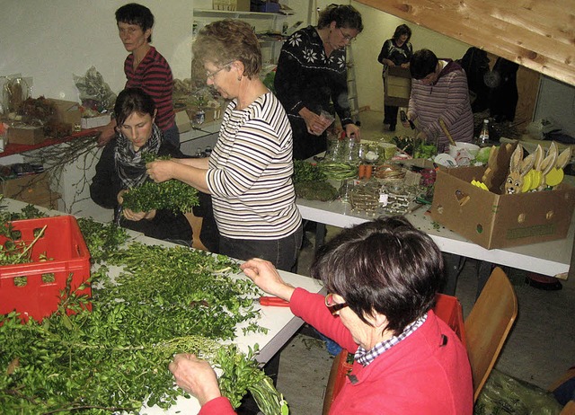 Seit zwei Monaten basteln Freunde und ...Osterschmuck fr den Basar am Sonntag.  | Foto: Thomas Steimer