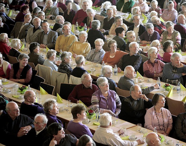 Die meisten der vielen alten Menschen verfolgten das Programm mit Interesse.   | Foto: Christoph Breithaupt