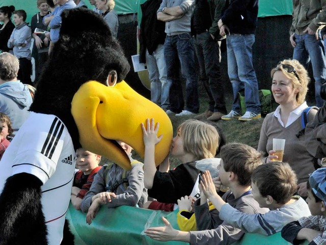 Zum Knuddeln gern hatten die Gste das DFB-Maskottchen Paule  | Foto: Markus Zimmermann