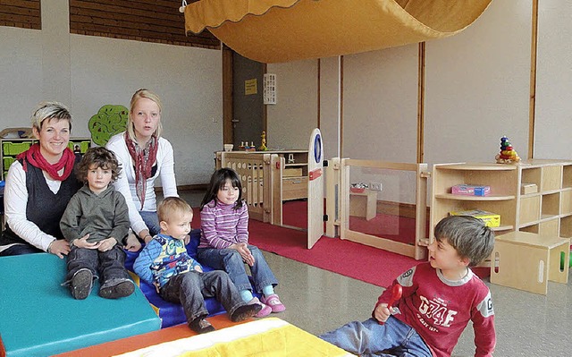 Die Erzieherinnen Birgit Denner (links...nja Drflinger und  ihre Schtzlinge.   | Foto: Silke Hartenstein