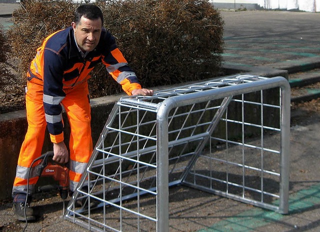 Giuseppe Pepe installiert eines der Tore frs Gymnasium.   | Foto: privat