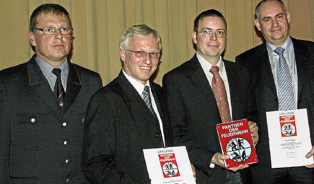 Stadtkommandant Harald Vgtle (links) ... &#8222;Partner der Feuerwehr&#8220;.   | Foto: herbert trogus