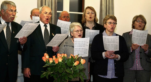 Mitglieder des gemischte Chors des MGV Altdorf sangen einige Lieder.   | Foto: Sandra Decoux-Kone