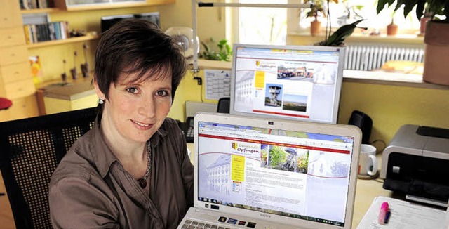 So sieht sie aus: Carmen Kleis  zeigt die neue Internetseite.   | Foto: Schneider