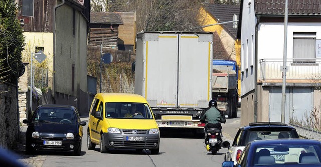 Viele Autos und Lastwagen auf der St.-...dis-Strae, die durch Munzingen fhrt.  | Foto: Ingo Schneider