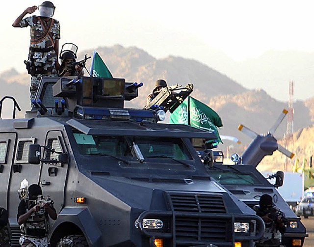 Bei einer Parade in der Nhe von  Mekk... das saudische Militr seine Strke.    | Foto: DPA