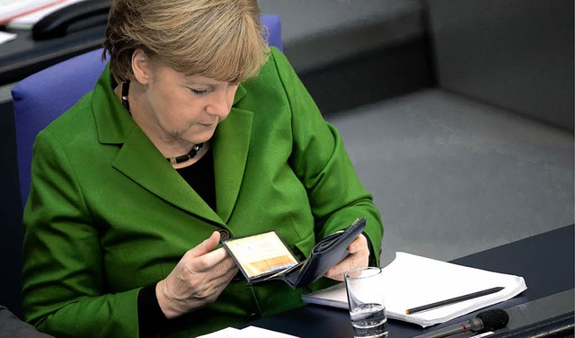 Bundeskanzlerin Angela Merkel betracht...tagsdebatte ihren Organspendeausweis.   | Foto: dapd