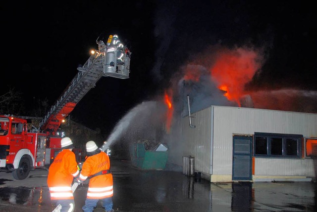 Nchtlicher Groeinsatz der Feuerwehre...nd der Metallbaufirma Haas in Sasbach.  | Foto: Roland Vitt