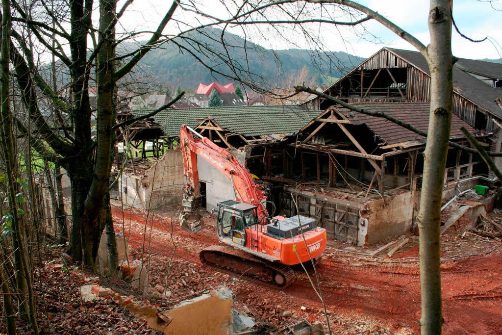 12. Dezember 2011: Die Garagen im Hinterhof sind komplett beseitigt, nun beginnt der Abriss des Fabrikgebudes