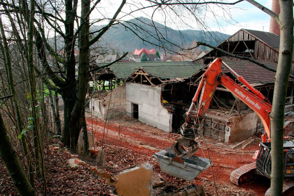 12. Dezember 2011: Die Garagen im Hinterhof sind komplett beseitigt, nun beginnt der Abriss des Fabrikgebudes