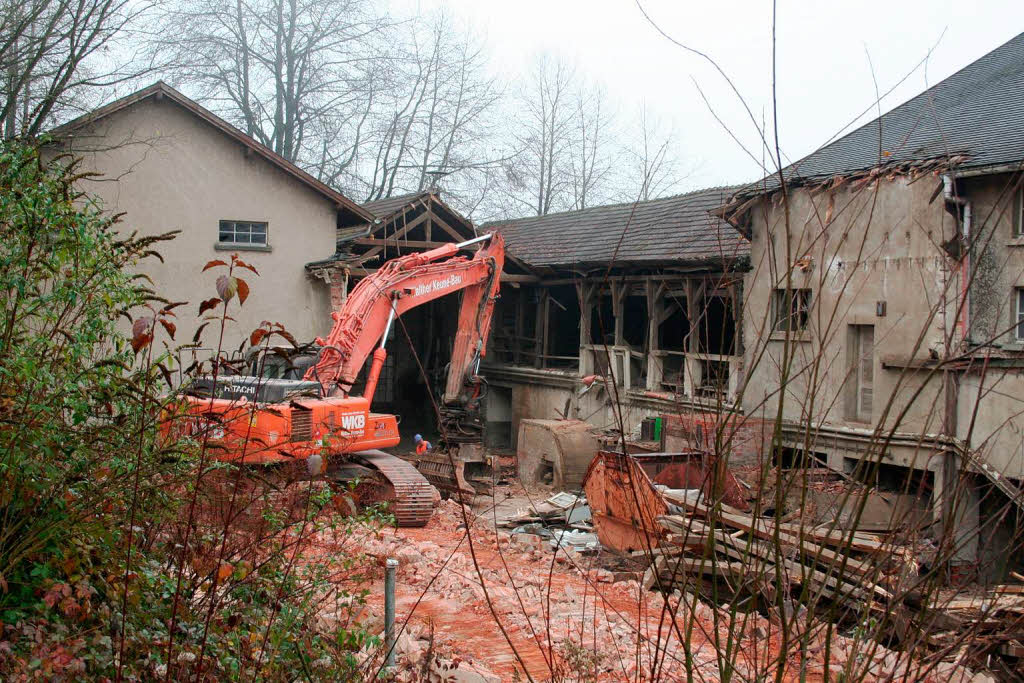 23. November 2011: Den Garagen im Hinterhof der alten Ziegelei rckt der Bagger auf den Leib
