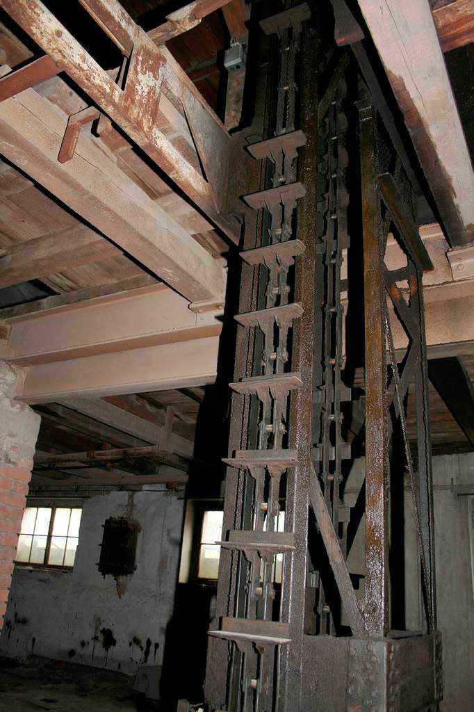 10. November 2011: Der Aufzug mit dem die Ziegel in die oberen Trockenkammern befrdert wurden.