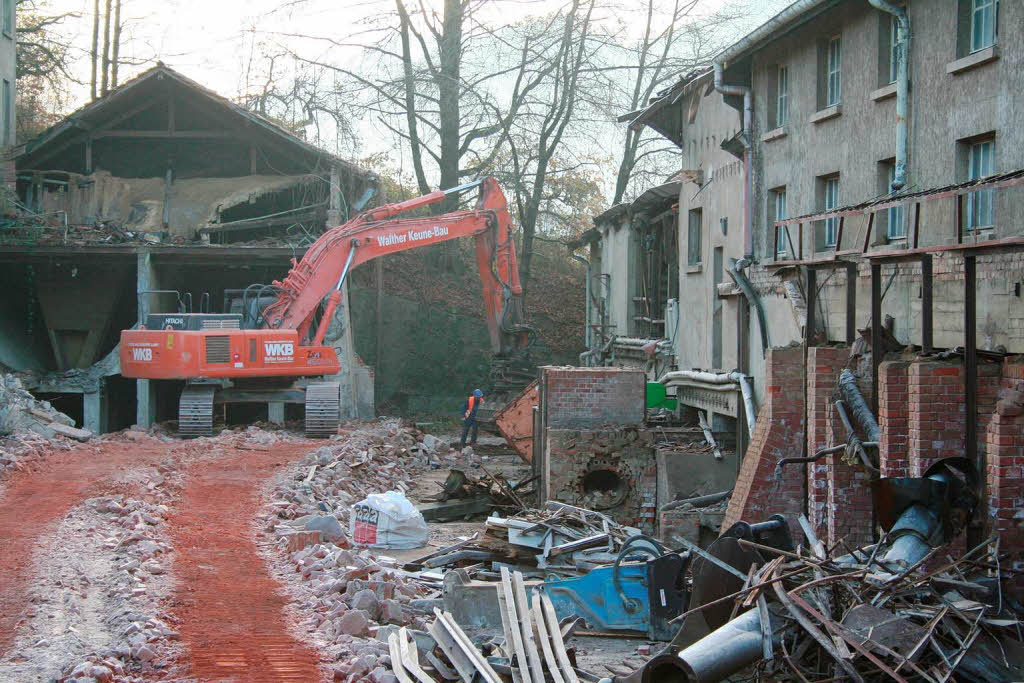 29. November 2011: Seit zwei Wochen sind die Abbrucharbeiten im Gange und die Garagen im Hinterhof schon fast abgerumt