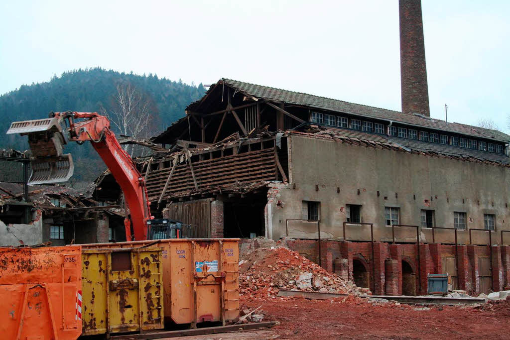 26. Januar 2012: Die Abbrucharbeiten an der alten Ziegelei in Bleibach nehmen Formen an