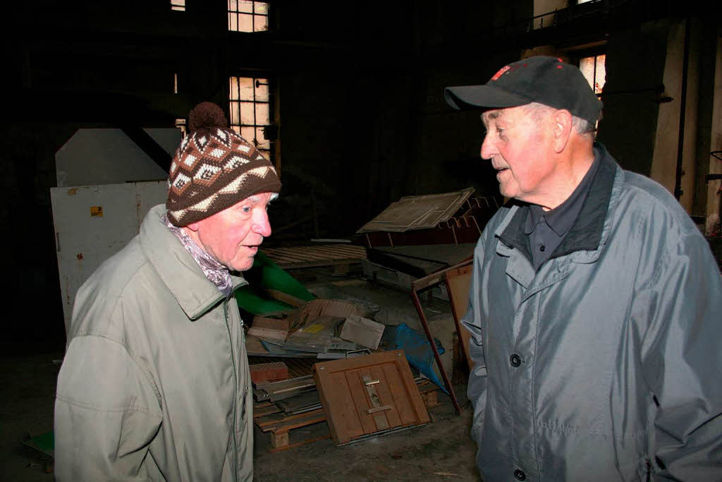 10. November 2011: Zwei ehemalige Arbeiter der Ziegelei in ihrer frheren Arbeitssttte