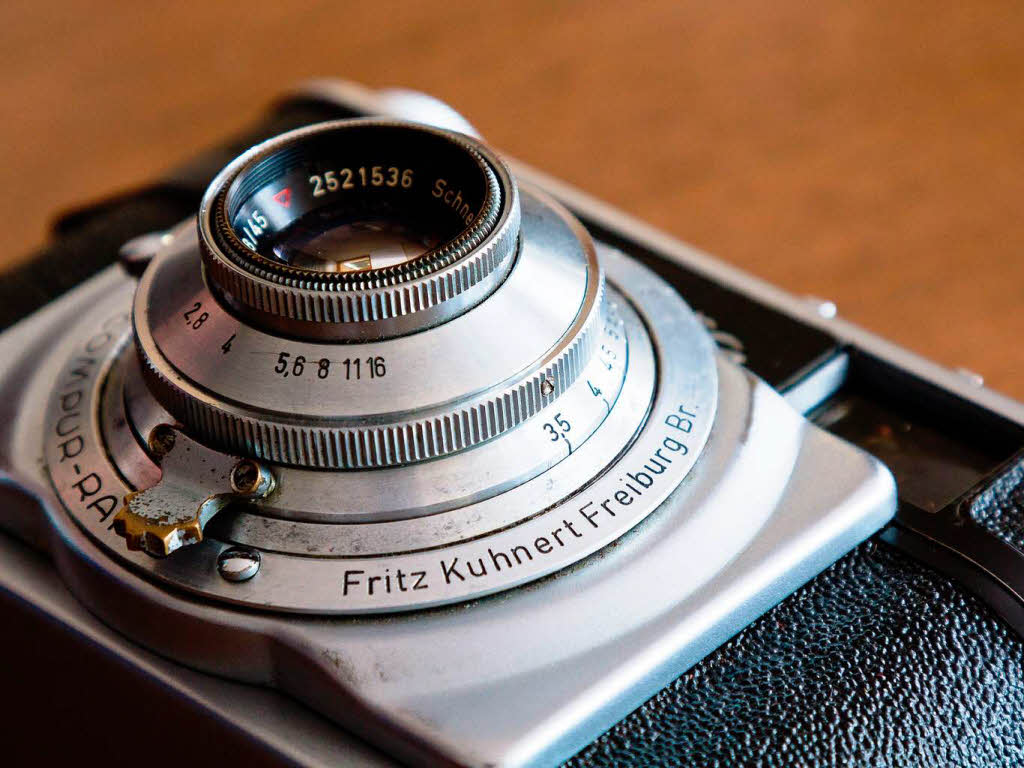 Diese Kamera trgt noch die Firmenbezeichnung „Fritz Kuhnert“. Im September 1951 gab der Grnder den Betrieb ab.