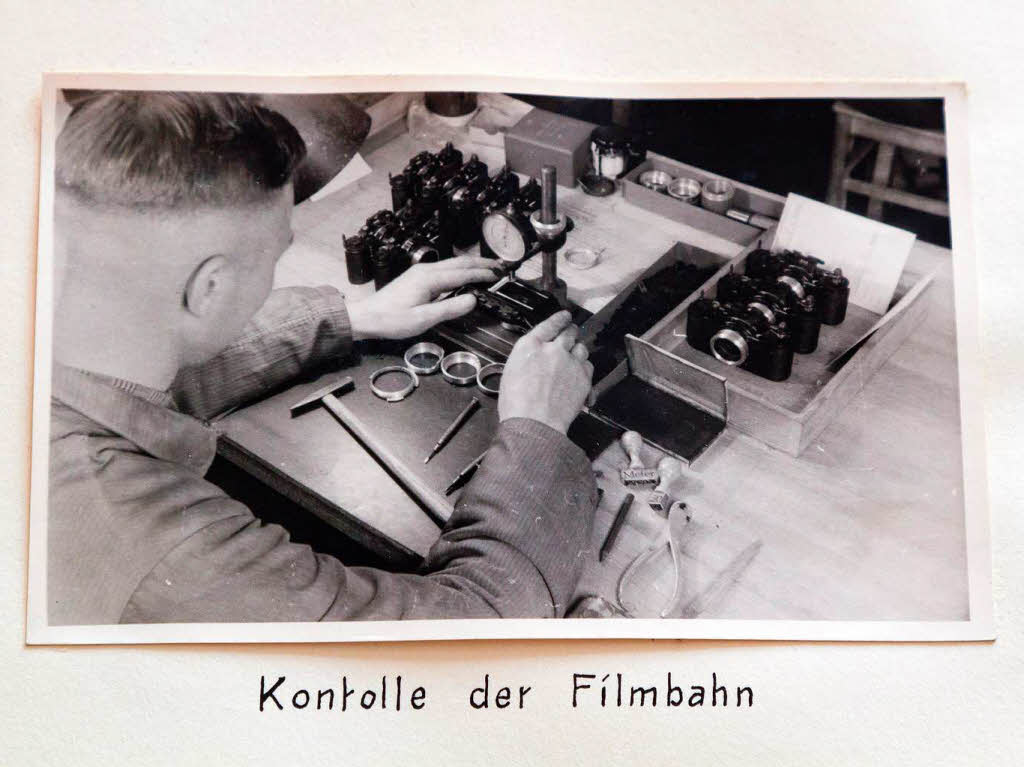 Verschiedene Arbeitsschritte der Kamera-Produktion in Gundelfingen.