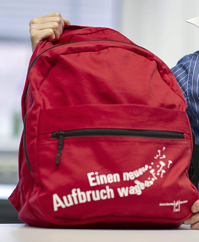 Der rote Rucksack ist ein ueres Zeichen des  Katholikentags 2012 in Mannheim.   | Foto: dpa