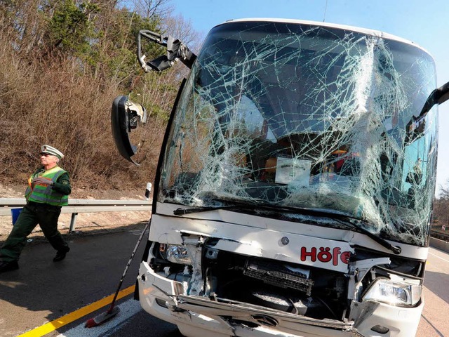 Bei einem Busunfall am Autobahnkreuz Stuttgart wurden 19 Menschen verletzt.  | Foto: dpa