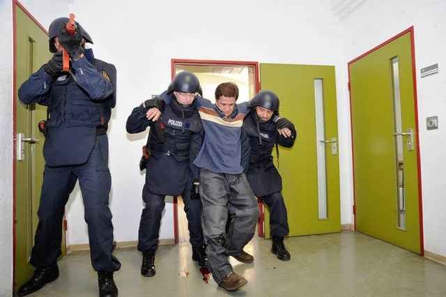 Die Polizei bringt einen Verletzten aus der Gefahrenzone.    | Foto: M�nch