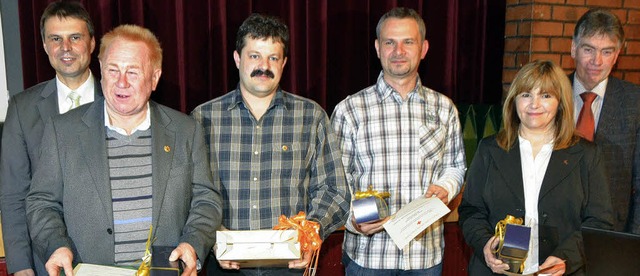 Der DRK-Ortsvorsitzende Karl Meier (re...achim Beyer und Siglinde Wagner-Digl.   | Foto: manfred frietsch