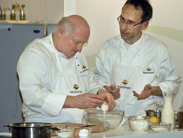 Den Auftritt vorbereiten: Sternekoch C...ikum nach Begyns Rezepten zubereitet.   | Foto: Nikolaus Trenz