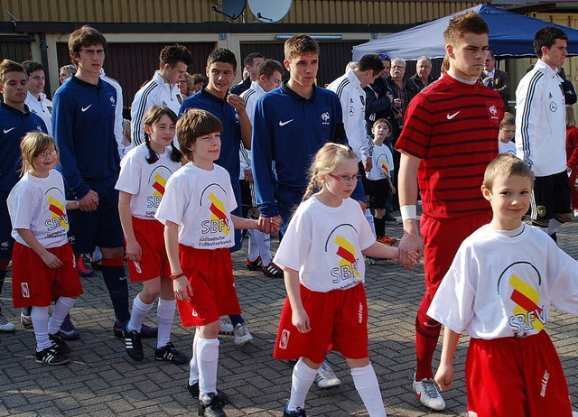 Nachwuchskicker vom TuS Kleines Wiesen... beim Spiel in Weil aufs Feld fhren.   | Foto: Steinfelder