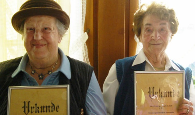 Fr 25 Jahre Mitgliedschaft geehrt und...uise Vgele (links)  und Gertrud Hoff.  | Foto: Hans-Dieter Folles