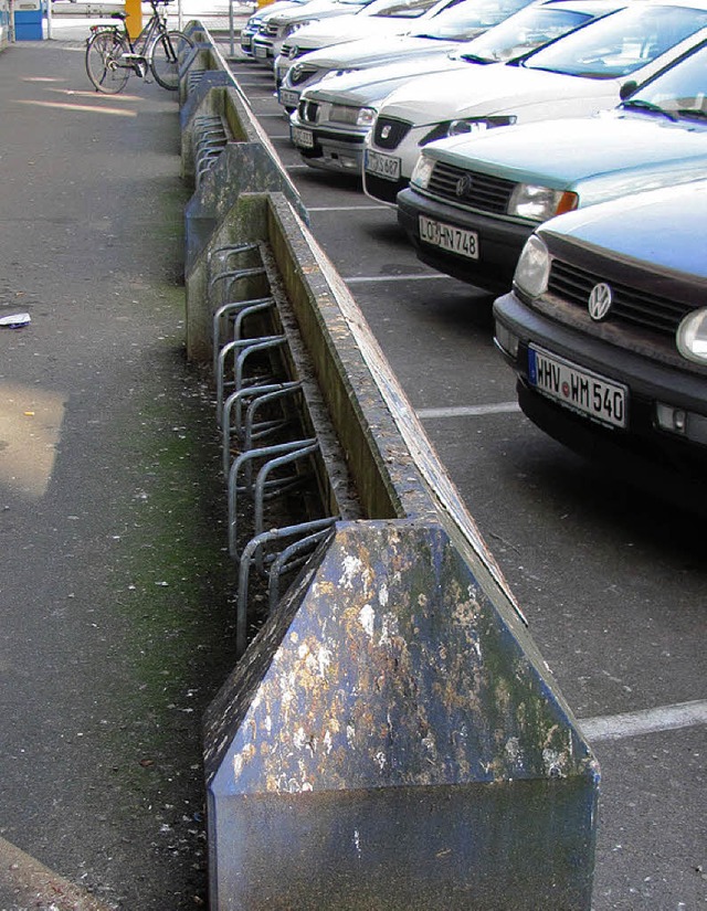 So sah es an der Parkplatzabgrenzung v...hte (links) und so am Freitagmittag.    | Foto: privat/Ralf Staub