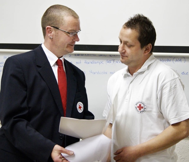 Knut Nabbefeld (links) von der Kreisbe...eine zehn Jahre Mitgliedschaft im DRK.  | Foto: Hanna Vlkle