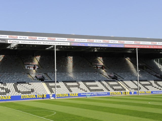 Aus- oder Neubau? Das Stadion des SC Freiburg.  | Foto: INGO SCHNEIDER