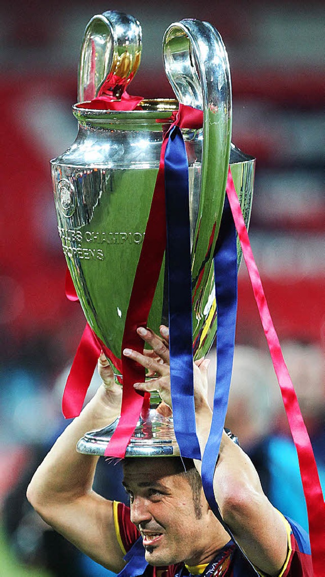 Der spanische Fuball ist erfolgreich,... mit dem Champions-League-Pokal 2011.   | Foto: dpa