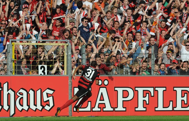 Karim Gud jubelt mit den SC-Fans ber seinen Treffer zum 1:0.  | Foto: dpa