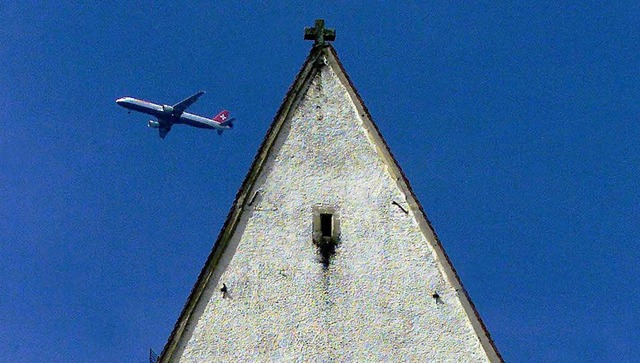 Eine Passagiermaschine fliegt ber Hoh...glrm, der vom Airport Zrich ausgeht.  | Foto: dpa